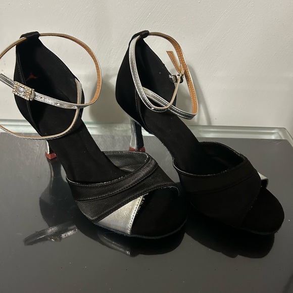 Elegant Black and Silver Heels - Picture 7 of 7